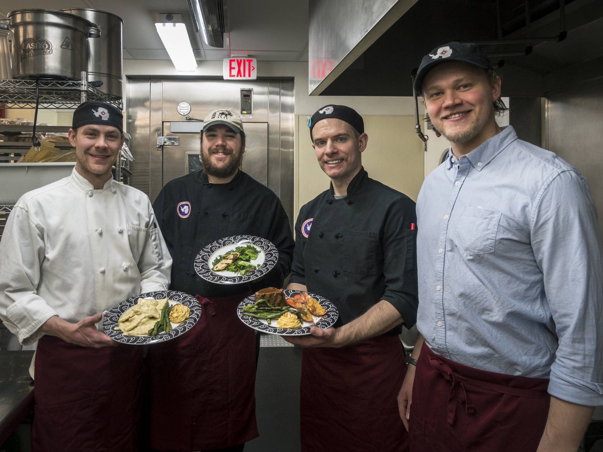 The galley crew presenting some of the different courses of the midwinter dinner (Photo: Martin Wolf)