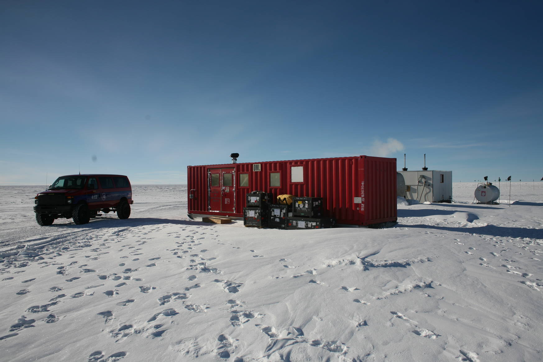 A container serves as a visitor centre and as a room to warmp up in. Behind the visitor centre is a container housing a camping toilet, and a generator station.