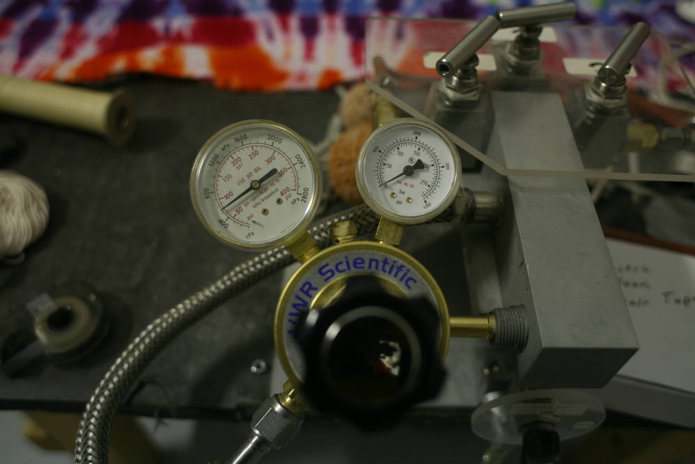 Helium pressure gauges