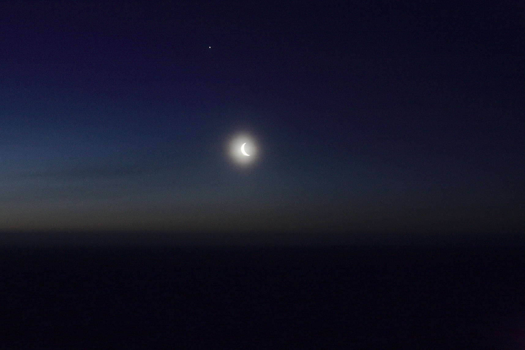 The Moon and Jupiter above the Antarctic plateau